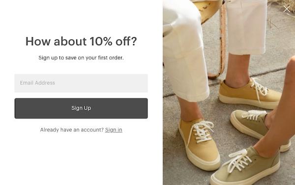 E-Mail-Anmeldeformular von Everlane mit einem Foto von hellbraunen Schuhen.