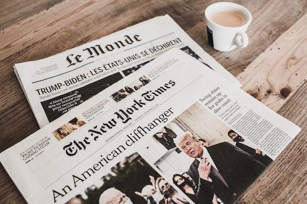 Titelseiten der Print-Ausgaben von New York Times und Le Monde.