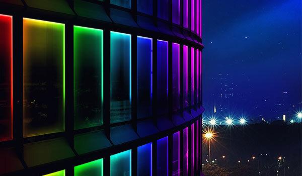 Ein Gebäude mit LED-Lampen an der Fassade.