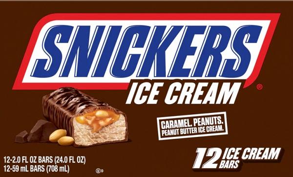 Eine Packung Snickers Eisriegel.