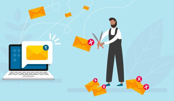 Ein Marketingspezialist pflegt seine E-Mail-Liste, indem er nicht funktionierende E-Mail-Adressen aus seinem Verteiler entfernt.