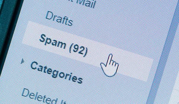 In der Benutzeroberfläche eines E-Mail-Clients wird ein Spam-Ordner angezeigt.