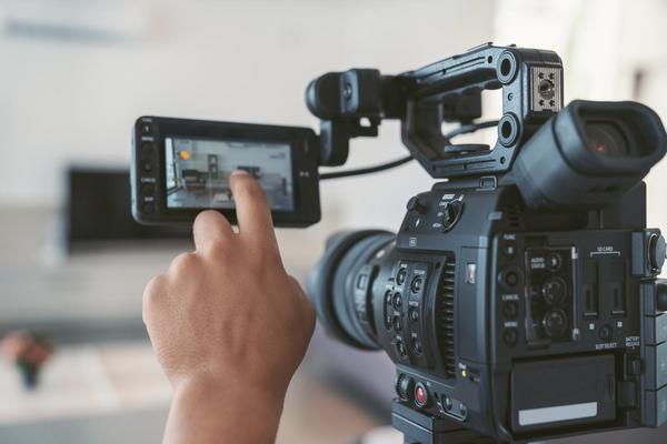 Eine Videokamera mit Touchscreen.