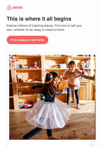 Screenshot einer Willkommens-E-Mail von Airbnb, die spielende Kinder in einer Wohnung zeigt.