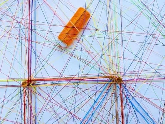 Miteinander verknüpfte Fäden bilden ein Netzwerk, symbolisch für eine effektive LinkedIn-Marketing-Strategie.
