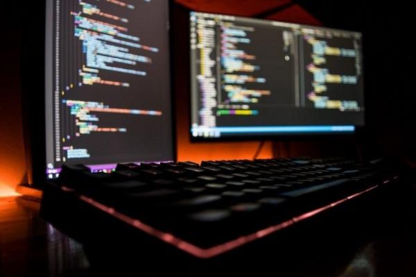 Auf einem Computerbildschirm werden verschiedene Zeilen Computercode und Zahlen angezeigt.