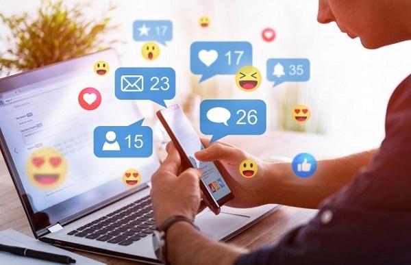 Ein Mann erstellt ein Profil für soziale Medien, wie z. B. für die LinkedIn Marketing-Lösungen.