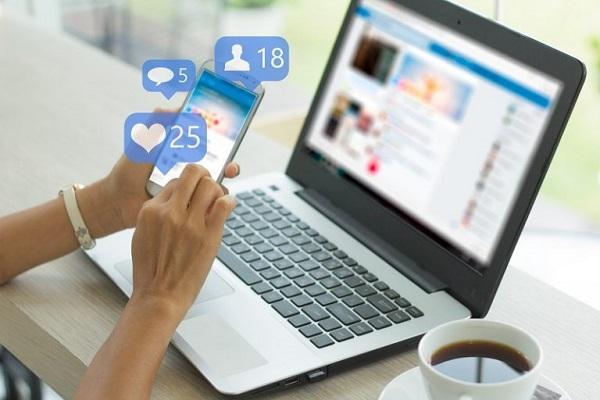 Eine Person nutzt auf einem Smartphone soziale Medien wie z.B. die LinkedIn Marketing-Lösungen.