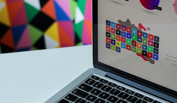 Ein bunter visueller Leitfaden für das Branding wird auf einem Laptop-Bildschirm angezeigt.