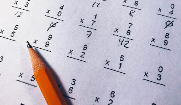 Auf einem Mathematiktest liegt ein Bleistift.