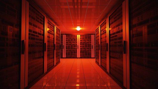 Ein rot ausgeleuchteter Serverraum mit mehreren Servern.