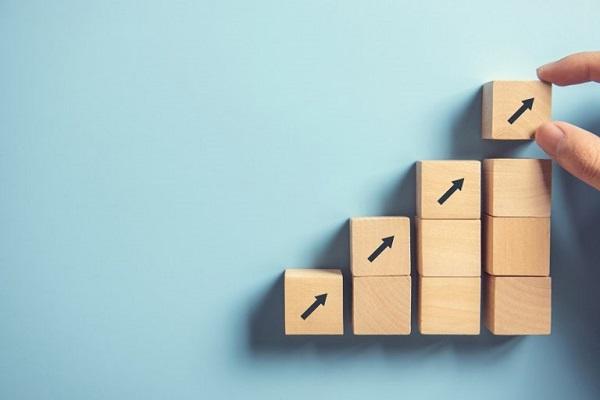 Eine Gruppe von Holzblöcken, die eine Treppe bilden, symbolisch für die Skalierungskriterien in der Digital Asset Management-RFP.