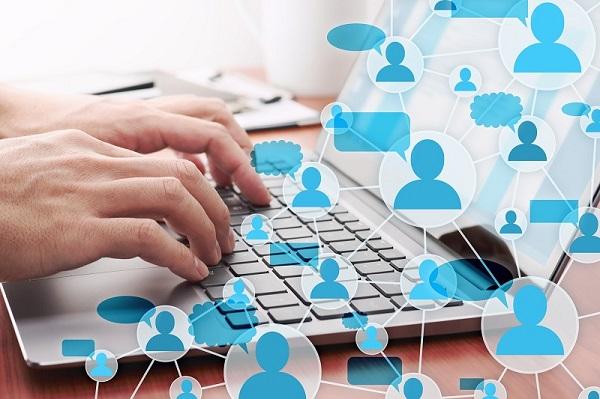 Eine Person benutzt ihren Laptop zum Netzwerken auf LinkedIn.
