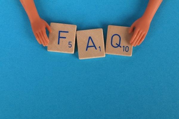 Aus hölzernen Spielsteinen wurde die Abkürzung FAQ gebildet, ein weiterer wichtiger Aspekt für bewährte Vorgehensweisen für Metadaten.