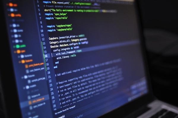 Ein Bildschirm voller Computercode, symbolisch für individuelle Anpassungen für bewährte Vorgehensweisen für Metadaten.