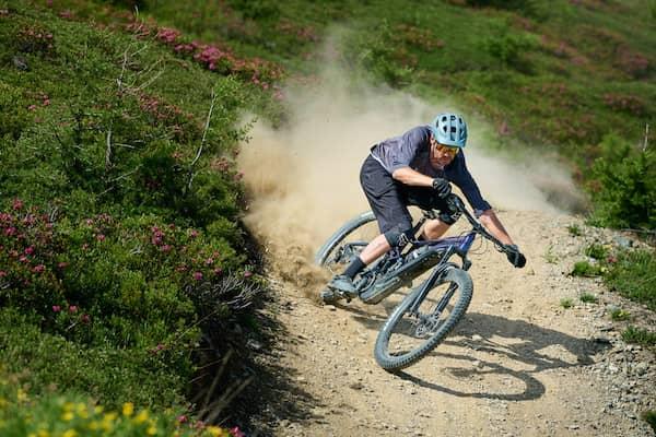 Eine Person fährt mit einem Fahrrad bergab.