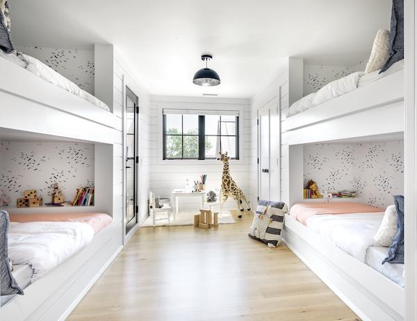 Ein Schlafzimmer mit Doppelstockbetten.