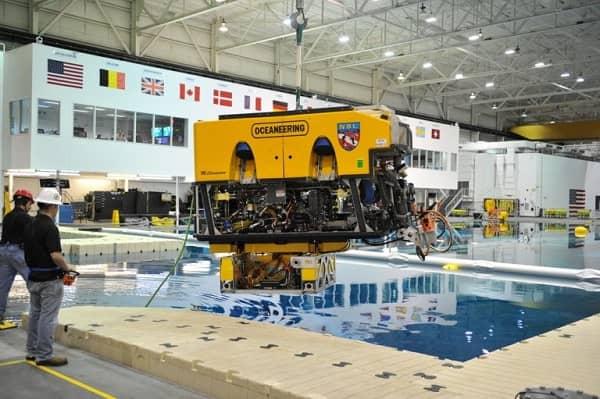 Die Techniker von Oceaneering bei der Arbeit mit Hightech-Ausrüstung.