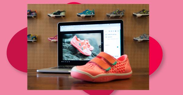 Abbildung von Schuhen von PLAE vor einem Laptop mit Fotos der gleichen Schuhe in der Canto Medienbibliothek.