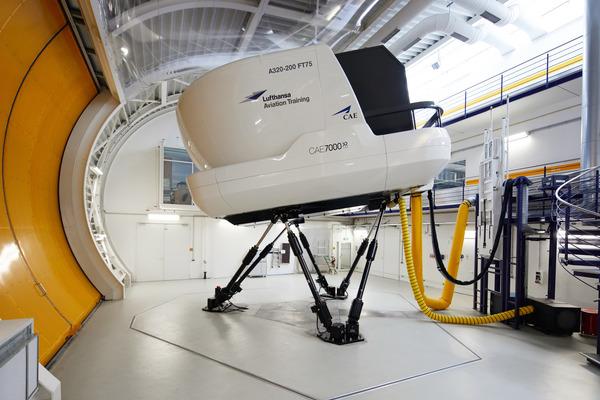 Ein Simulator im Hangar bei Lufthansa Aviation Training.