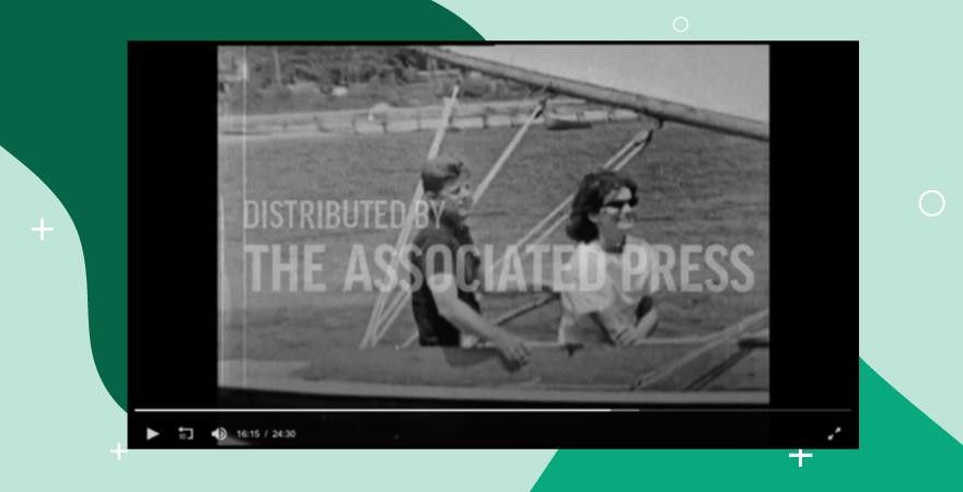 Suchergebnis für Präsident John F. Kennedy lächelt beim Segeln mit Jackie.