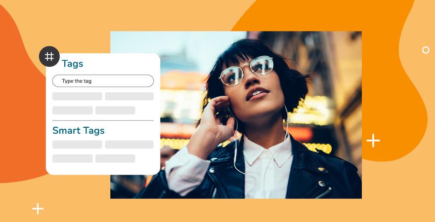 Eine Frau mit einem Mobiltelefon und einem Metadaten-Suchfeld.