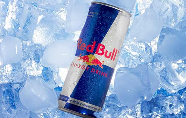 Eine Dose Red Bull auf Eis.