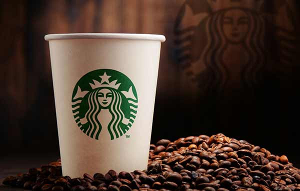 Ein Kaffeebecher von Starbucks.