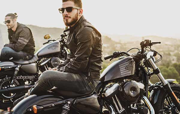 Ein Mann sitzt auf einem Motorrad.