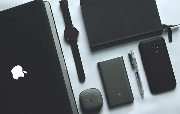 Eine Ansammlung von Markengeräten der Firma Apple.