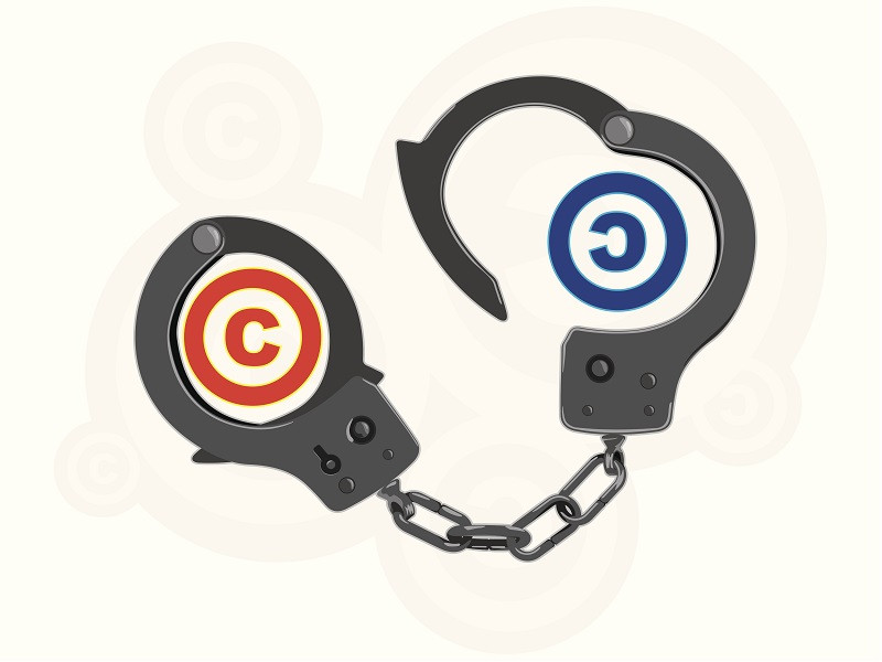 Ein Paar Handschellen, die eine Seite fest um das Copyright-Zeichen geschlossen, die andere ist geöffnet, darin befindet sich das Copyleft-Symbol.