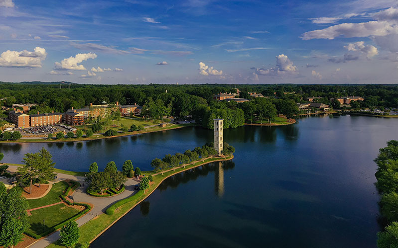 Luftaufnahme des Campus der Furman University.
