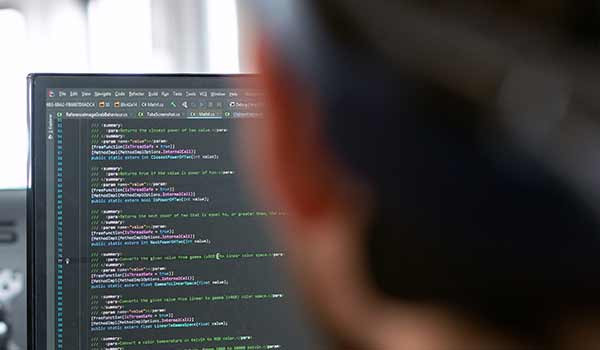 Ein Mitarbeiter verwendet eine Software.