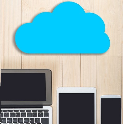 Abbildung mehrerer Computer und Mobilgeräte unter einer Wolke.