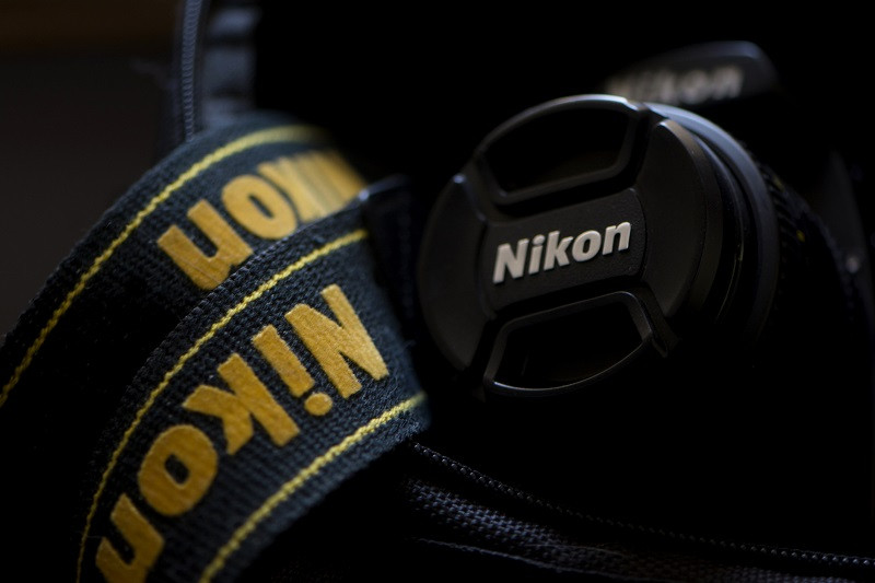 Nahaufnahme einer Nikon-Kamera mit passendem Trageriemen.