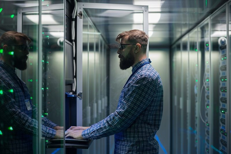 Ein Mann arbeitet im Rahmen einer Data Storage Solution an einem Server.