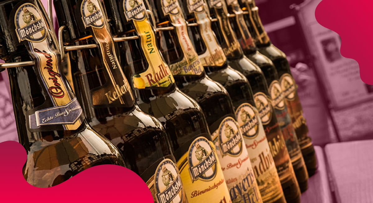 Das Titelbild der Kulmbacher Brauerei in Rot zeigt ein Produkt, das in Flaschen abgefüllt wird.