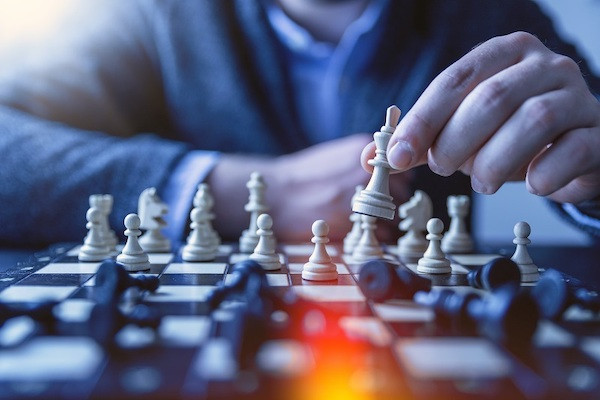Eine Person spielt Schach.