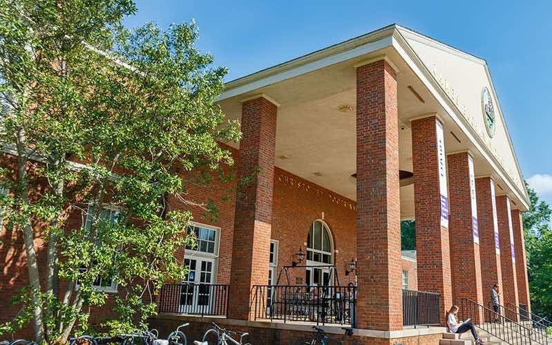 Ein Foto der Bibliothek der Furman University.