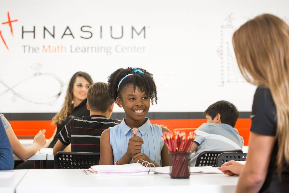 Erzieher und Schüler im Mathematik-Nachhilfezentrum Mathnasium.