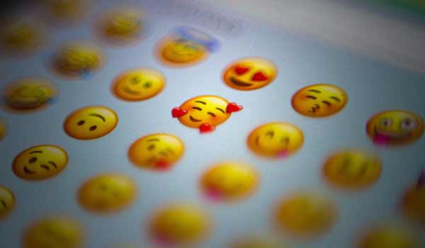 Eine Gruppe von Emoticons.