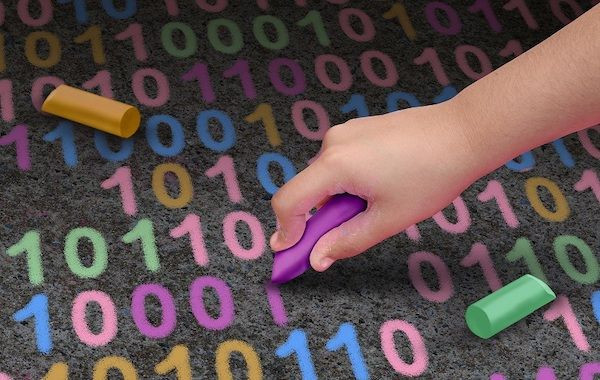 Eine Person schreibt mit bunter Kreide einen Binärcode aus Nullen und Einsen, was der Sprache für digitale Speichereinheiten entspricht.
