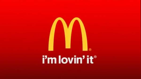 Der Slogan und das Logo von McDonald's.