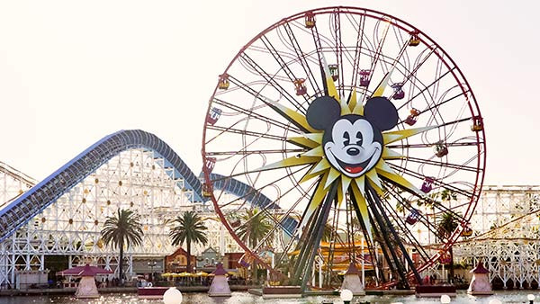 Micky Maus auf einem Rummelplatz.
