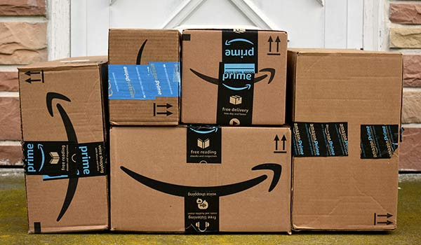 Kartons von Amazon auf einer Veranda.