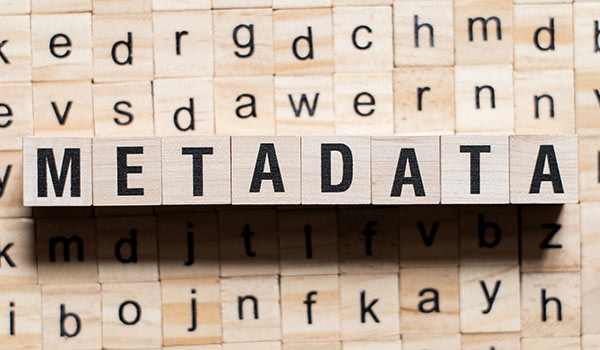 Das Wort 'Metadaten' wird aus hölzernen Bauklötzen gebildet.