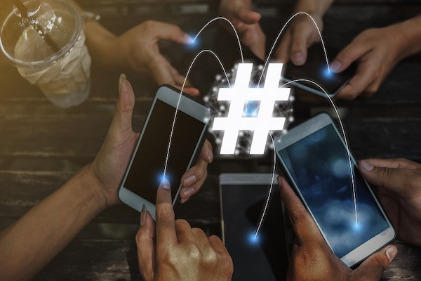 Mehrere Personen vernetzen ihre Mobiltelefone.