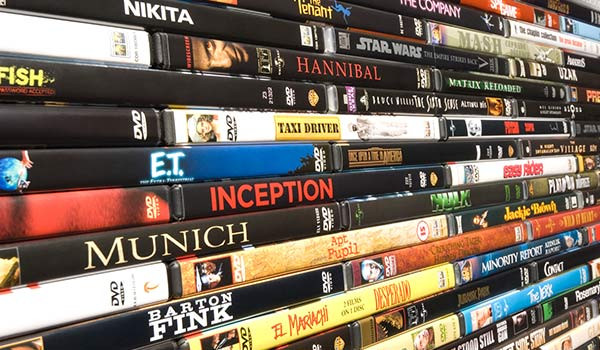 Eine Sammlung von übereinander gestapelten DVDs, deren Hüllen verschiedene Metadatentypen beinhalten.