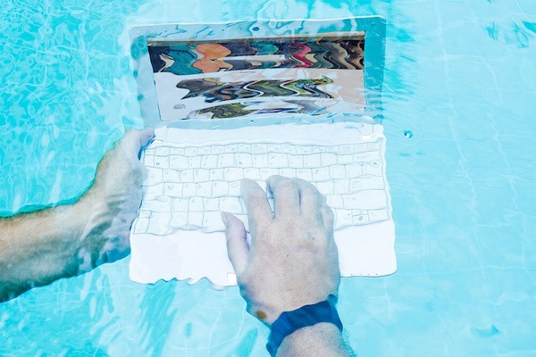 Ein Laptop unter Wasser.