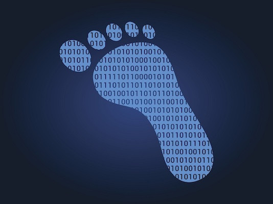 Ein digitaler Fußabdruck, der Binärcode enthält.